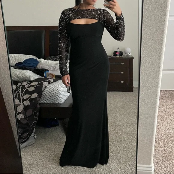 Elegant Betsy Adam’s Black Evening Gown with Embellished Sleeves - Picture 4 of 4